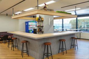 オフィスのカフェスペースにはバーカウンターもあります。
