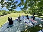 ヨガ講師との協働による森のヨガ体験イベント