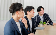組織の左腕の桑田社長と採用戦略コーチの前田コーチ、事業構築コーチの齊藤コーチです！