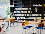 読書文化があるのもSpeeeの特徴のひとつ。ビジネス書からデザインや開発に関する分野まで、あらゆる書籍がそろっていて、自由に借りることができます。規定の金額の範囲内で書籍の購入が補助されます。
