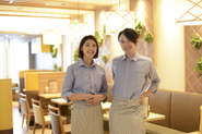 職場は若手スタッフが多いので、にぎやかで明るい雰囲気。スタッフ同士助け合いながら楽しく働けます！