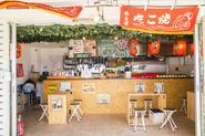 実際に当社の社員の企画から誕生した体験型たこ焼きショップ。お店自体は閉店しましたが失敗も大歓迎です！