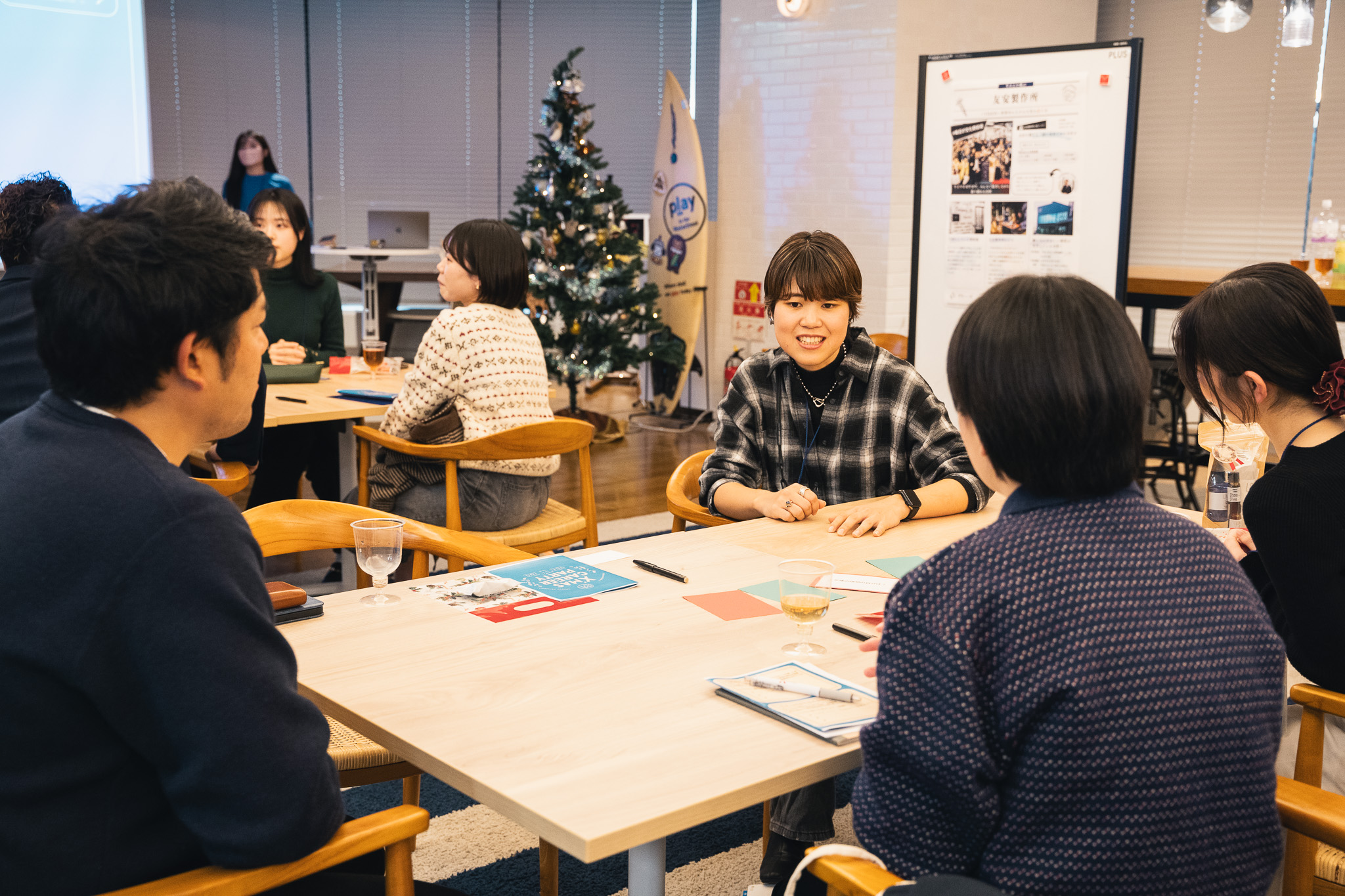 就活生と社会人が 一緒にクリスマスパーティー！『働く』について語り合いました。