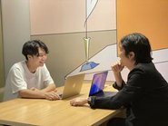 評価とは全く切り離した「あなたのためだけの時間」として、週に1度役員やマネージャーと1on1の時間を設けています。