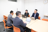 社内の打合せも各自が主体的に対話型で進めることが多いです