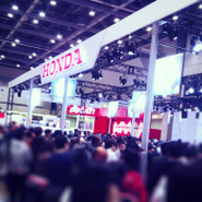 メーカーの展示ブースで上映する映像も制作