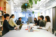 信頼は、いちどきに生まれるものではありません。 一つひとつの行動や言葉の積み重ねが、チームやクライアントとの関係性を育てていきます。 andONEでは、「相手の期待に応える」「期待を超える」ことを当たり前に考えるメンバーが集まり、互いの挑戦を支え合っています。