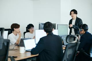 エンジニア、企画、営業、CSなど職種を跨いで議論をします。