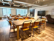 ラウンジスペースを設け、コミュニケーションの取りやすい環境を目指しています。