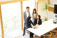 「経営と従業員、従業員同士の関係性にいい変化をもたらせること」で、「日本の働く」をアップデートすることに取り組みます。