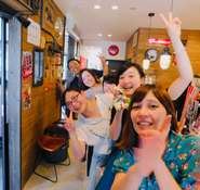定期的に開催される全社員でのレクレーション！ボーリング大会やスポーツレクレーション、BBQなど、いつでもどこでもみんな本気で楽しむ！！サプライズの文化で必ずだれかが毎回、感動の涙を流すという企業文化がたっぷりつまった行事です＾＾