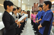 【皆様が最幸（さいこう）の人生を送るために、 　健口（けんこう）と口福（こうふく）のお手伝いをします】というスローガンを実行するために、歯科医師・歯科衛生士・トリートメントコーディネーター・歯科助手・受付・保育士・事務・DTPオペレーター・クリーニングスタッフ、全スタッフ一丸となり、患者様と向き合っています。