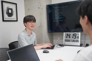 出社とリモートのハイブリッド式を採用