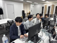 社員とインターン生が議論しながら開発している風景