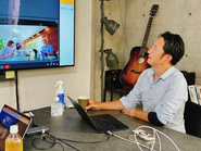 オフィスでは出社が基本。各所とのミーティングはオンライン・オフラインと使い分けています。