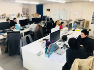 オフィスの風景です！！毎日が席替え！各自が好きなところに座っています！