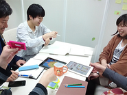 編集会議はかなりラフに。でもしっかりまじめにやってます！