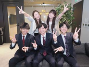 20代～30代の社員にも積極的に役職や責任者のポジションを任せ、活躍の機会を提供するとともに、人間的な成長にもつながる環境づくりを行っています。