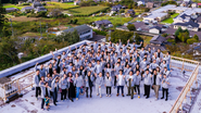 まちづくり会社として、『地域の豊かさをUPDATEする』ために集ったメンバーたち。年に複数回行なう全社ミーティングをはじめ、日頃からオンラインでも積極的なコミュニケーション機会を創ることで全国各地の事例をナレッジとして集約。拠点横断、部門横断しながら各地での価値提供に活かしています。