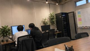 先輩の隣で、画面を見ながら確認