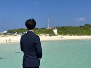 私たちが大切にしているのは、机上の空論ではなく必ず現地に足を運ぶこと。地域の空気感や文化に直接触れることで、初めて本質的な課題が見えてきます。平均年齢20代・30代のメンバーが、それぞれの主体性を活かして泥臭く現場に向き合う。このリアルな体験の繰り返しが、一人ひとりのプロフェッショナルとしての確かな成長を力強く後押ししています。