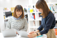 上司とは別に、メンター制度を導入。比較的年齢の近い先輩社員が仕事面でのバックアップはもちろん、職場環境や人間関係の悩みなどなんでも打ち明けられる風土を大切にしています。