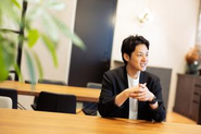 代表の松山歩夢。「一人ひとりの考え方を尊重し、気持ちよく働いて成長できる環境をつくりたい」という思いのもとGAGAを経営し、6年で180名の企業に成長。