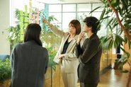 全社平均年齢は30.1歳。全社的に成長に対する意識が高い組織です。チャット、社内ツールを多用し、部署を越えたコミュニケーションも積極的に行われています。