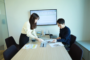 コミュニケーションの取りやすさを大事にしているので、先輩社員との距離も近く、困った時はいつでも相談に乗ってもらえる環境です。