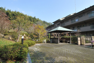 笠取ふれあい福祉センターは、緑が多く自然に囲まれた施設です。