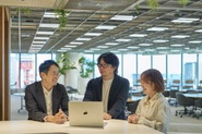 1日の大半を過ごすオフィスが居心地のよいものでなければいい仕事はできません。ラクスル人との対話や、時間や季節の移ろいを感じるなど、五感の刺激によって生み出されるもの環境を大切にしています。