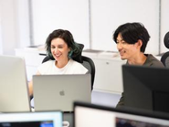 日本語または英語で、オープンにコミュニケーションできる環境です。