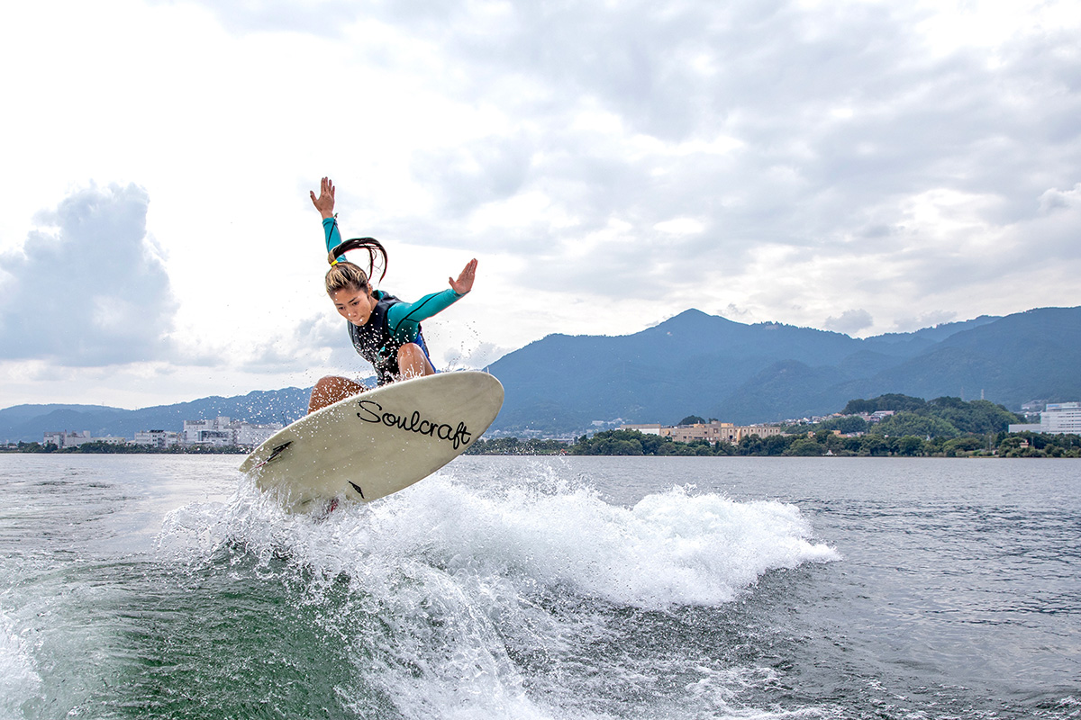 Pier WakeSurf Club 】世界最高峰の船がうみ出すパワフルな波を体験