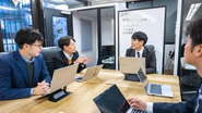 ミーティングの様子。社内の色んなところで行われます。