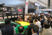 国際オートアフターエキスポでのカーラッピングの実演