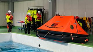 洋上風力発電設備を模擬した室内プールでの訓練（Sea  Survival）