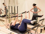 ピラティスのプログラムやマシンが優れているのはもちろんですが、Repilatesの真の価値をつくるのは「人間性」です。前向きで温かいスタッフがいるからこそ、お客様は続けたいと思える。仲間が支え合うからこそ、急成長の中でも前進できる。人と人との関係性が安心感を生み、挑戦を後押しし、人生を変える体験へとつながっていきます。Repilatesは、人の魅力と人間性を何よりの強みとしています。