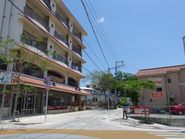 弊社事務所からの眺め。沖縄一の繁華街・国際通りにもほど近い、壺屋やちむん通りそばです。