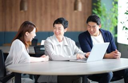 部門や役職の壁なく誰にでも相談しやすいフラットな社風