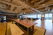 2021年5月にWeWork渋谷スクランブルスクエアへオフィス移転をしました。シェアオフィスならではの共用エリアには、お茶やコーヒーなどのフリードリンクバーがあるので、ソファでゆったりと気分転換もできます。