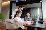 現役エンジニアが指導する自社カリキュラムはオンラインで進めます！自由度が高く、質問は24ｈ可能！