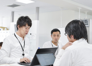 施策案を検討するスタッフミーティング