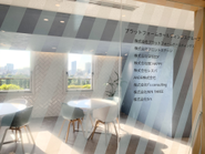 エントランスのガラスウォール。