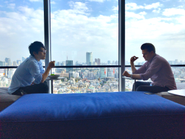 営業メンバーとエンジニアの社内ランチ風景