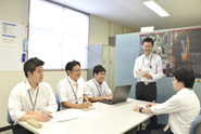 フラットなチームで意見を出し合いながら仕事を進めます。