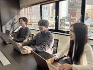 文系出身者や若手も多数活躍しています。