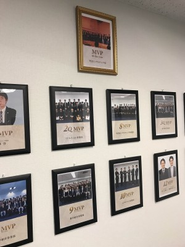 月間MVPを獲得した社員・事業部の写真になります。DYMでは優秀な成績を収めた人間を全員で称えあう文化があります！