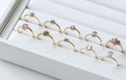 当社は1点もののジュエリーも多く販売中！お客様に合うジュエリーを出会えるように多種多様なジュエリーを用意しています✨