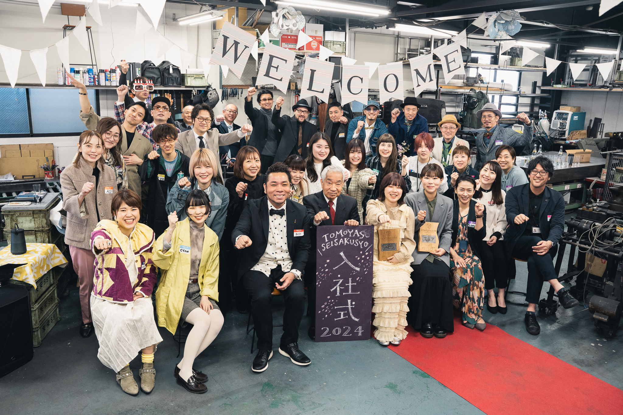 鉄工所でパーティースタイルの入社式。新卒社員がはじめての溶接に挑戦。