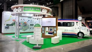 地域交通への取り組みをより身近に感じさせるよう交通標識やバス停看板をモチーフに、 グリーンや木目をあしらった柔らかく温かな空間を目指しました。